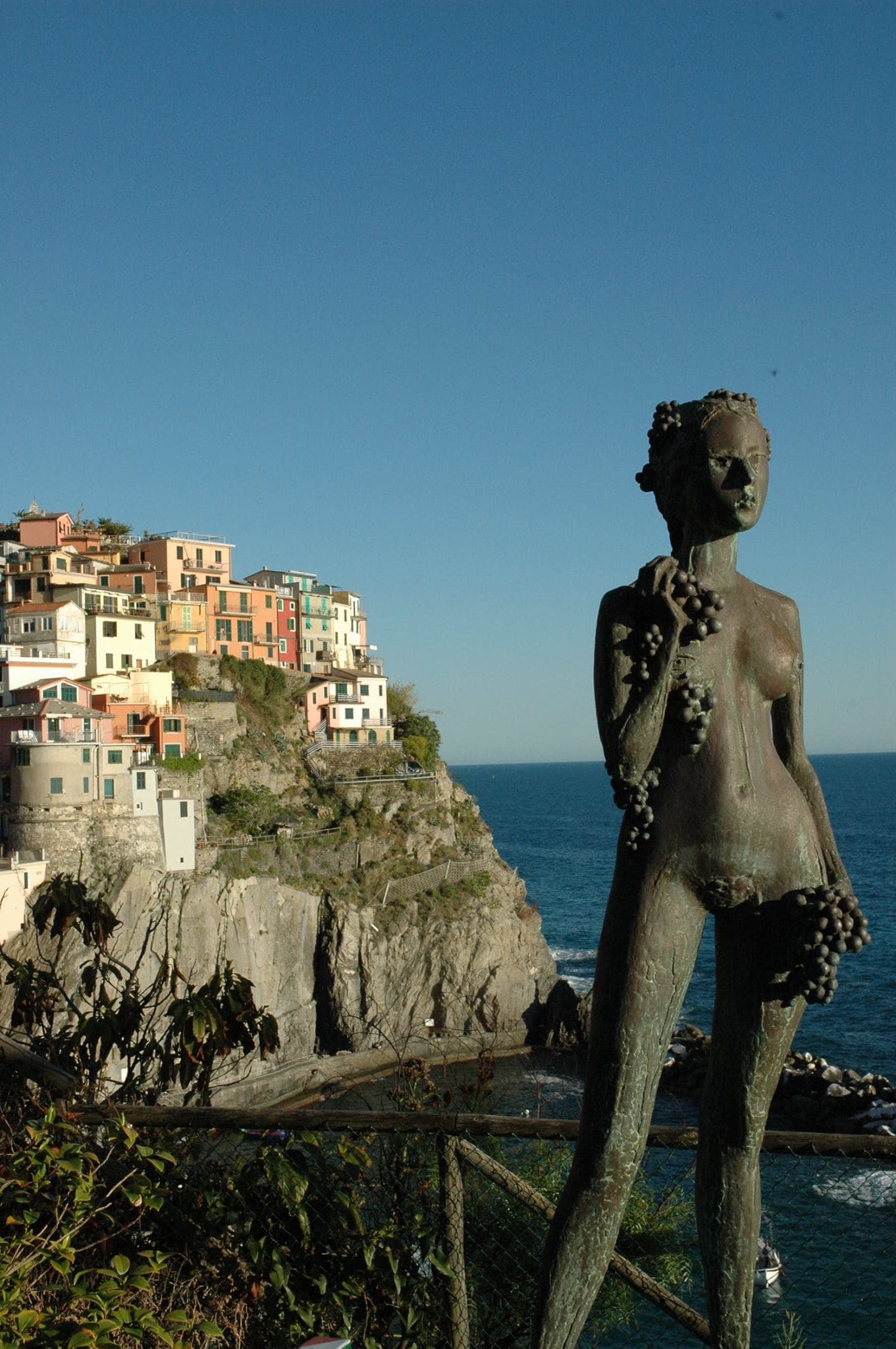 Picture of a woman statue in black color