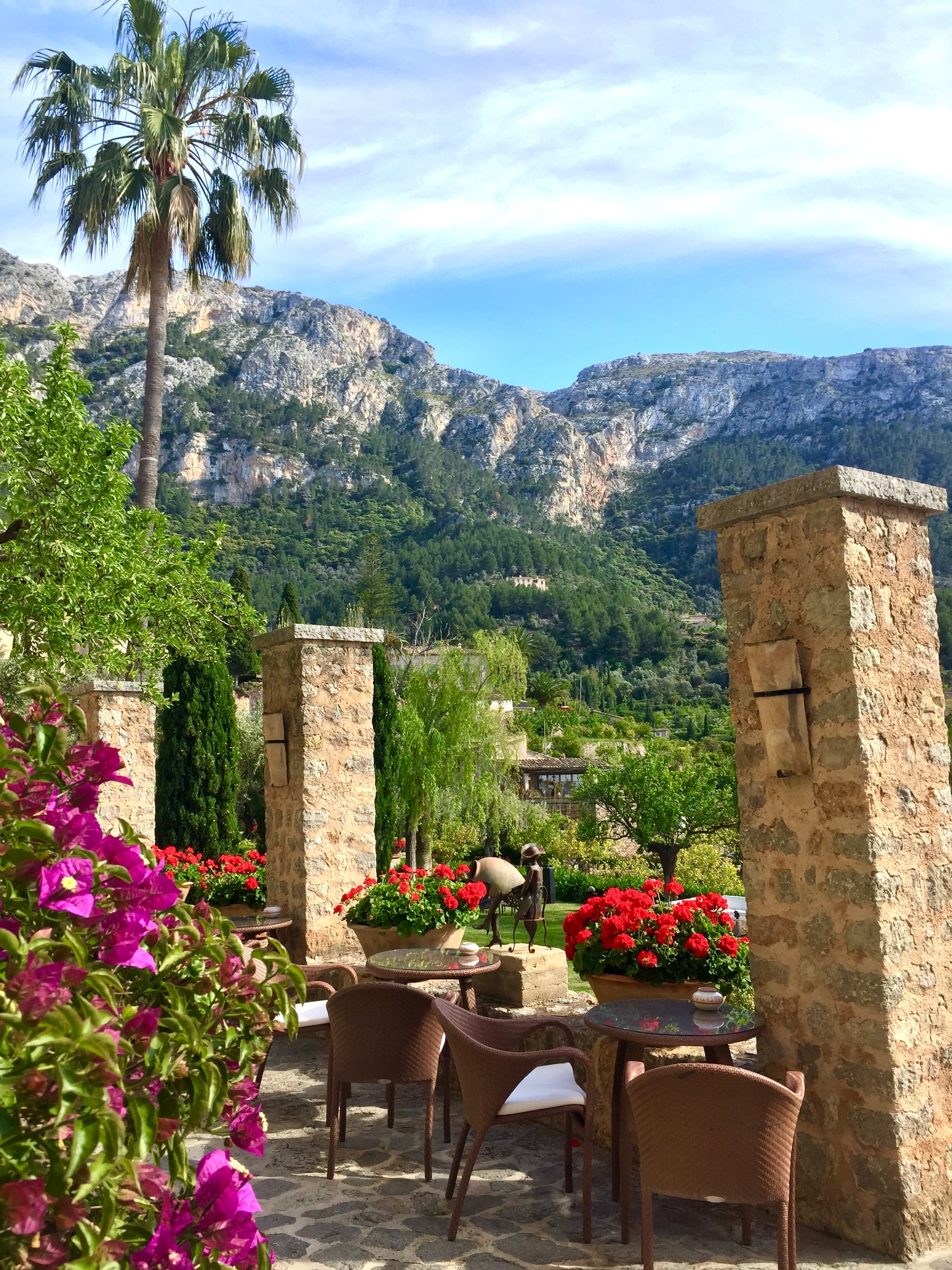 An outdoor restaurant with garden