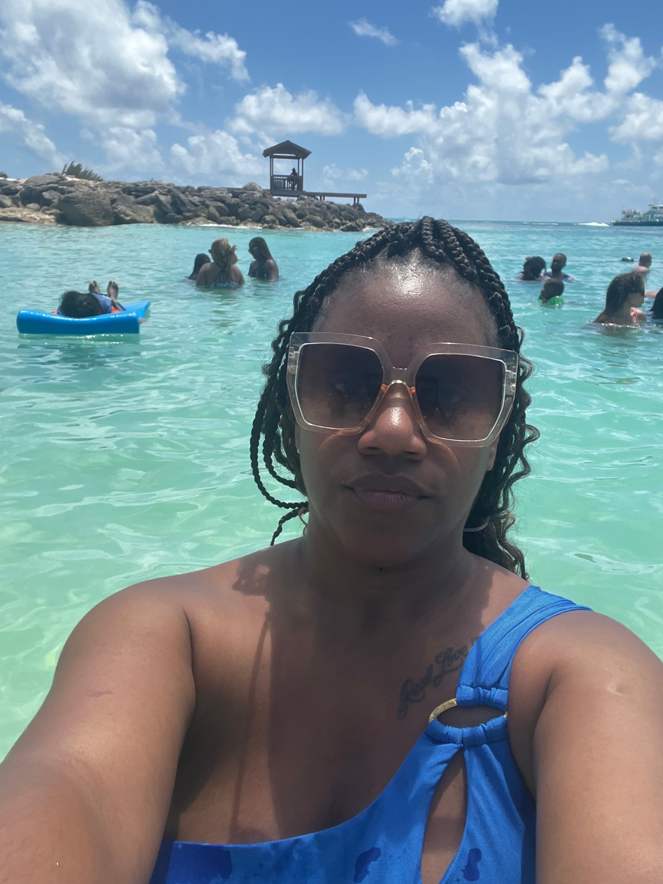 Travel advisor posing on a seaside
