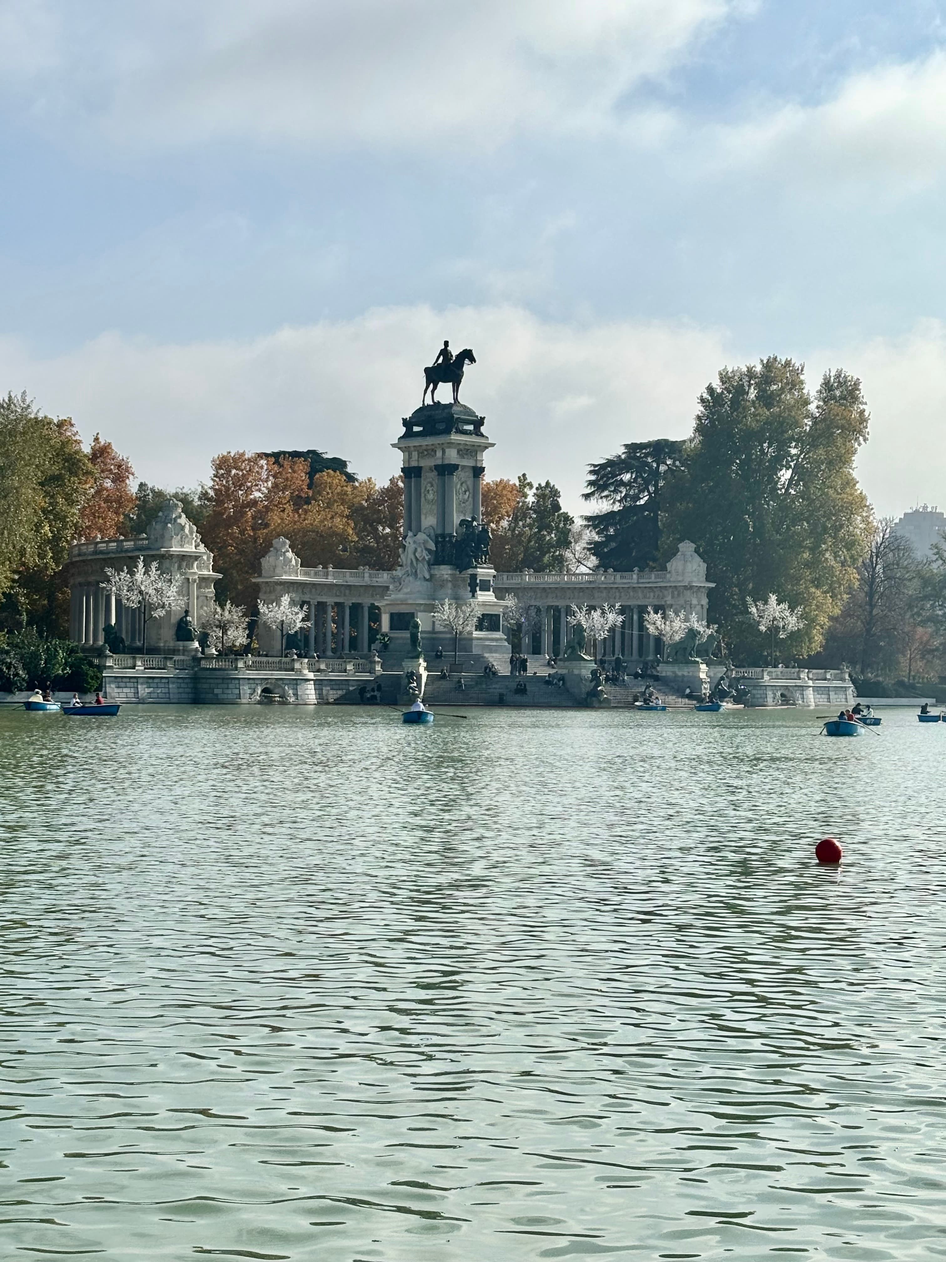 Picture of a horse statue in El Retiro Park