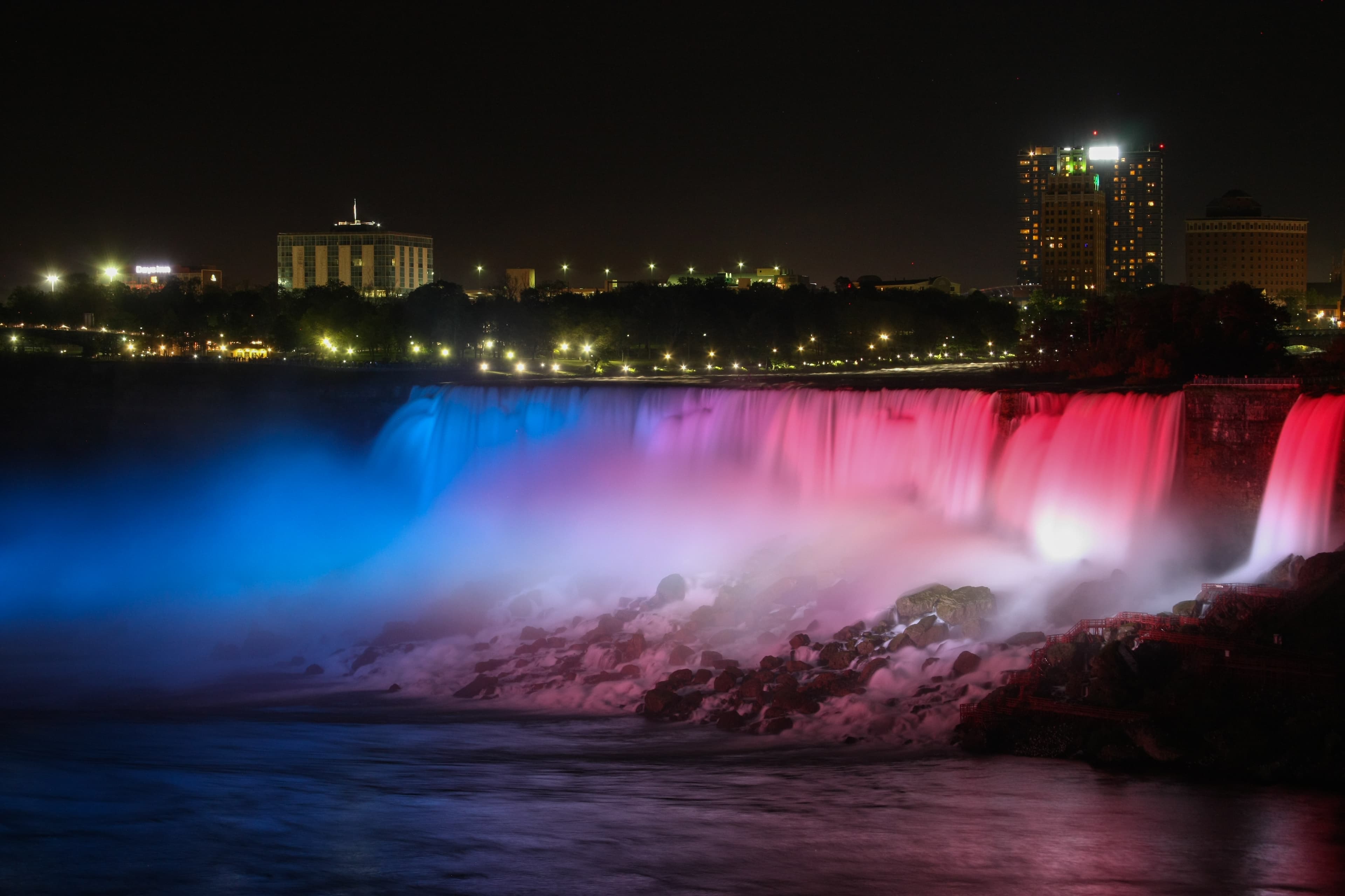 Picture of Niagara Falls in night lights
