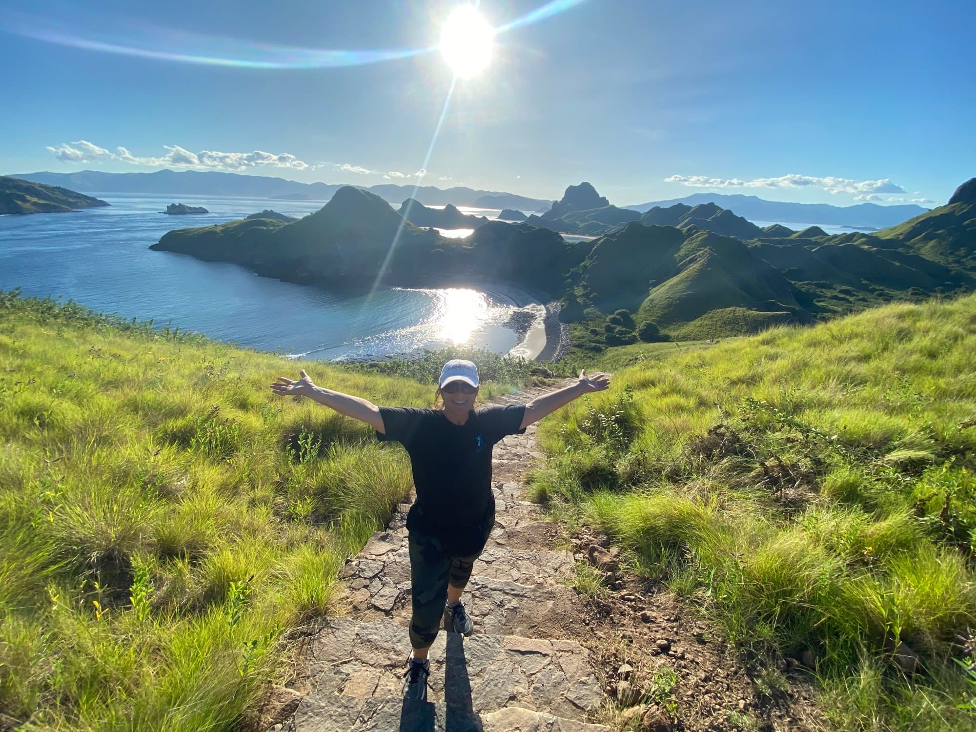 Travel advisor in front of a lake.