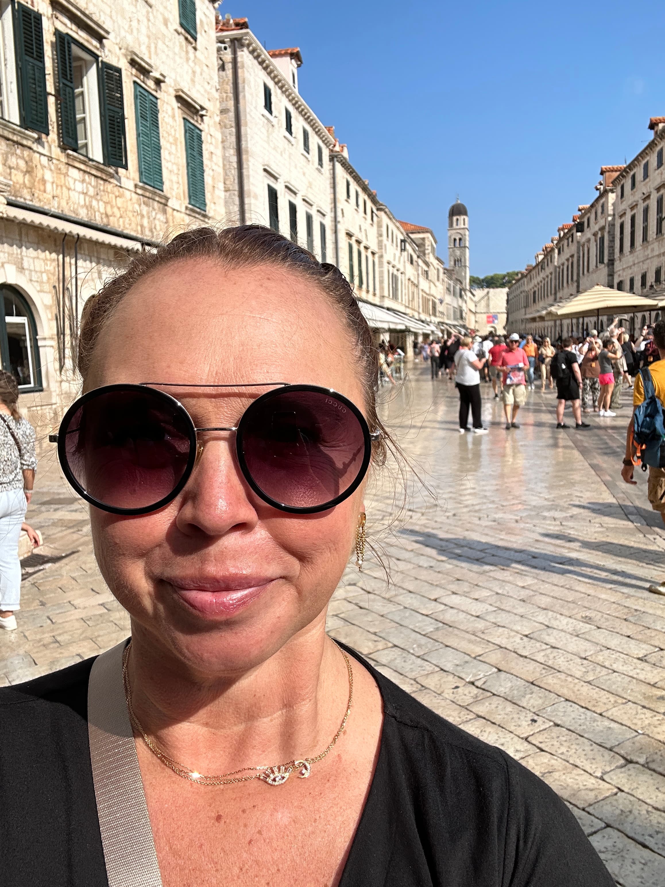 Selfie of Monica in sunglasses in Black dress