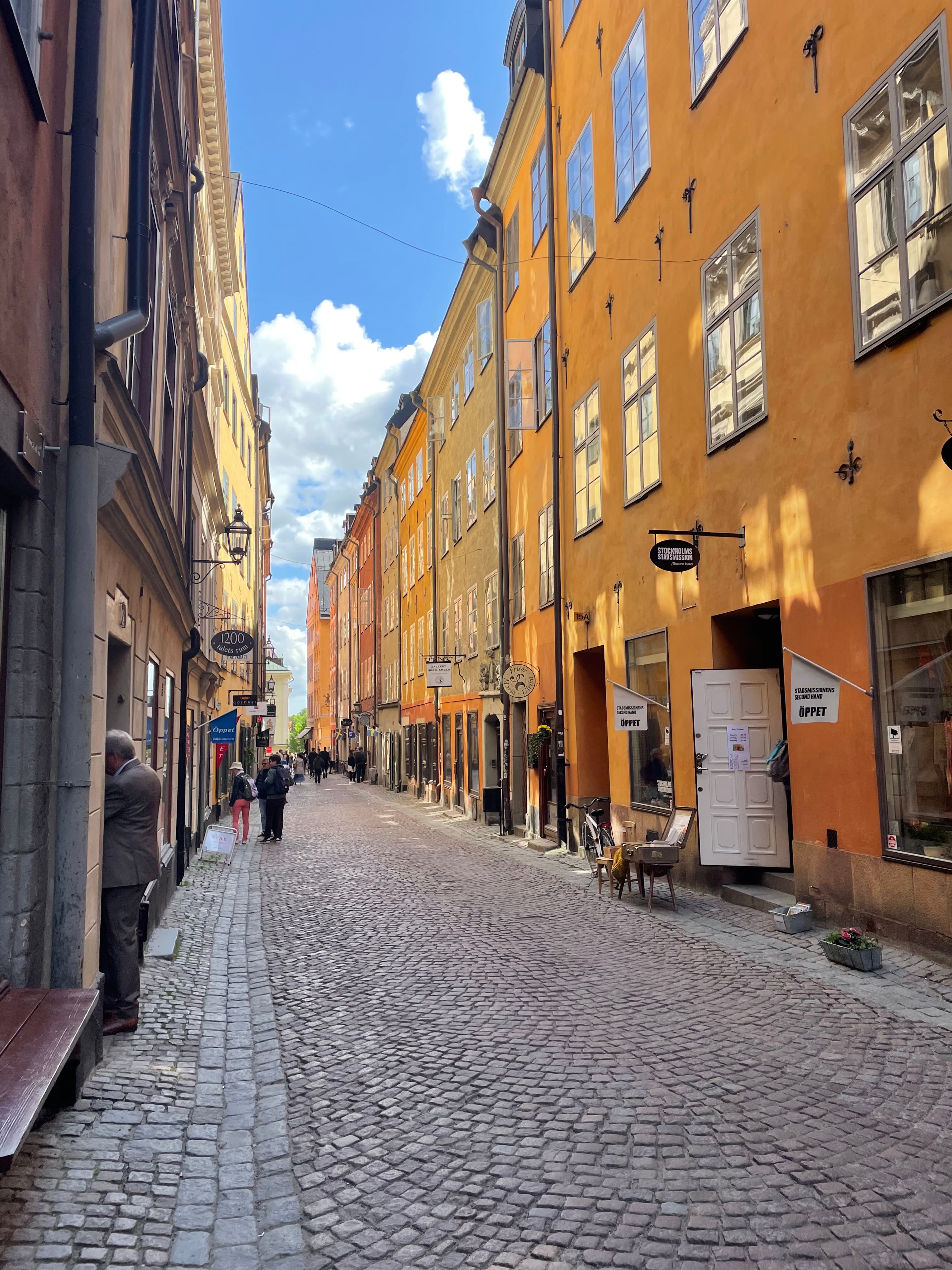 Picture of street with yellow building