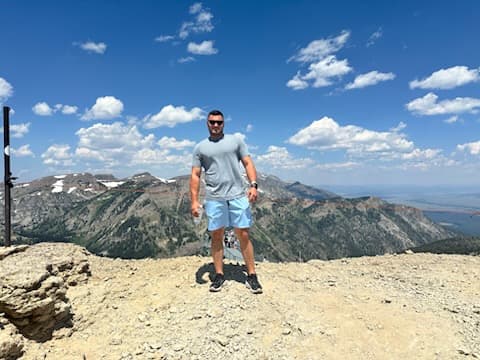 Advisor on a hike in the mountains on a sunny day