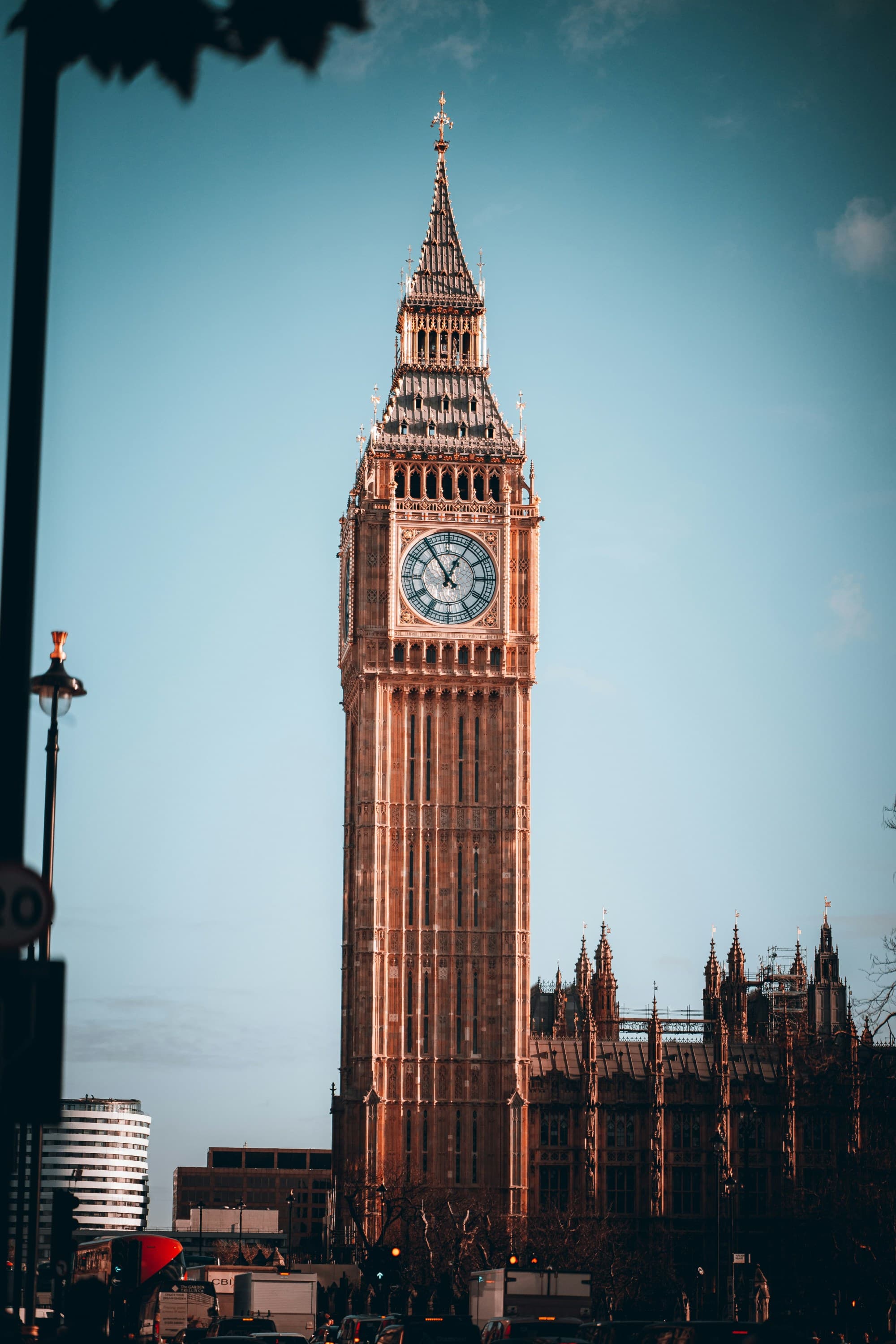 The Big Ben tower on a sunny day, one of the highlights of a London 4–day itinerary.