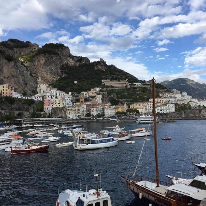 Waterbody with boats.