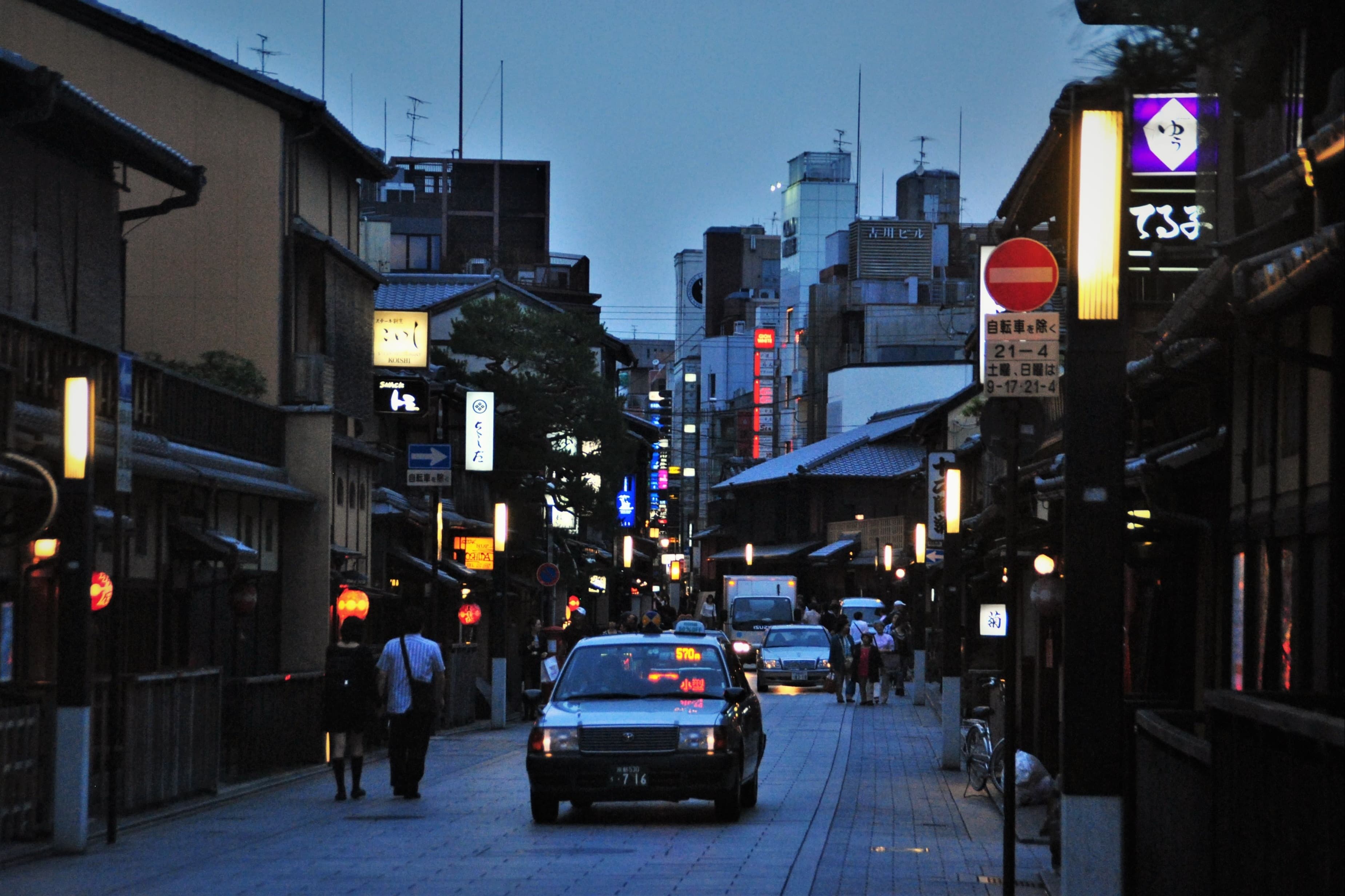 Cars and people moving in a market