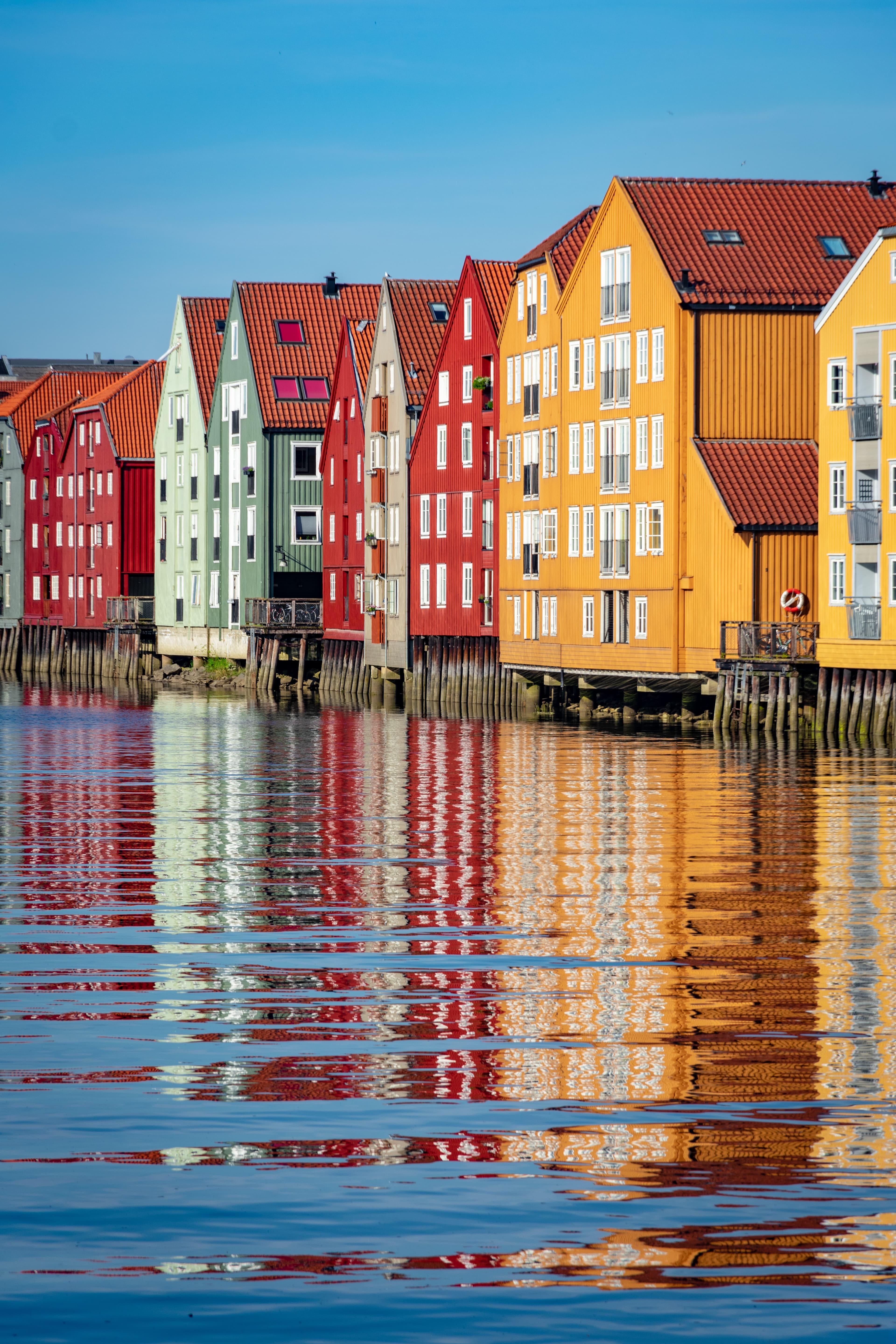 colorful houses next to the water during daytime