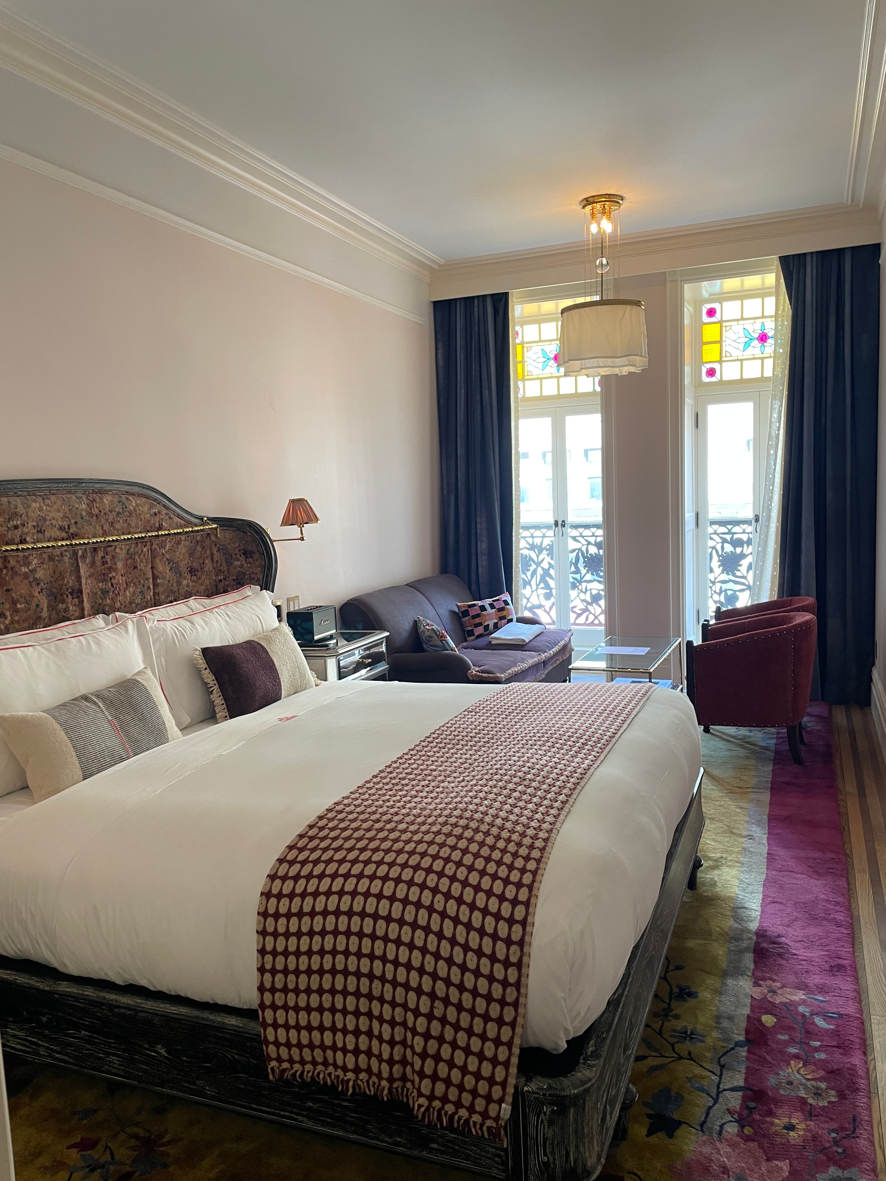 chinchar chelsea hotel king with balcony