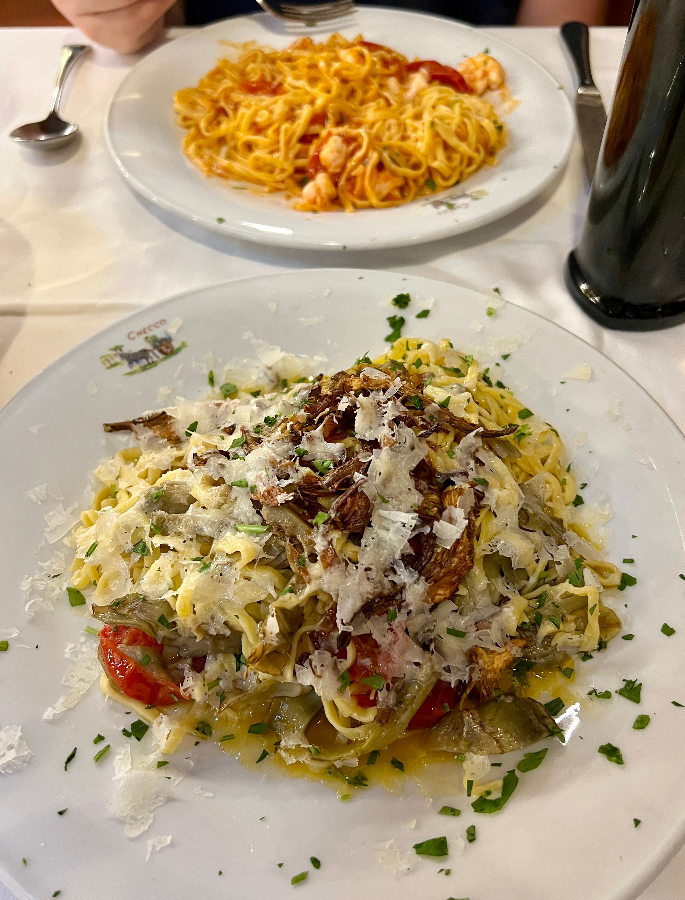 A glass bowl full of pasta