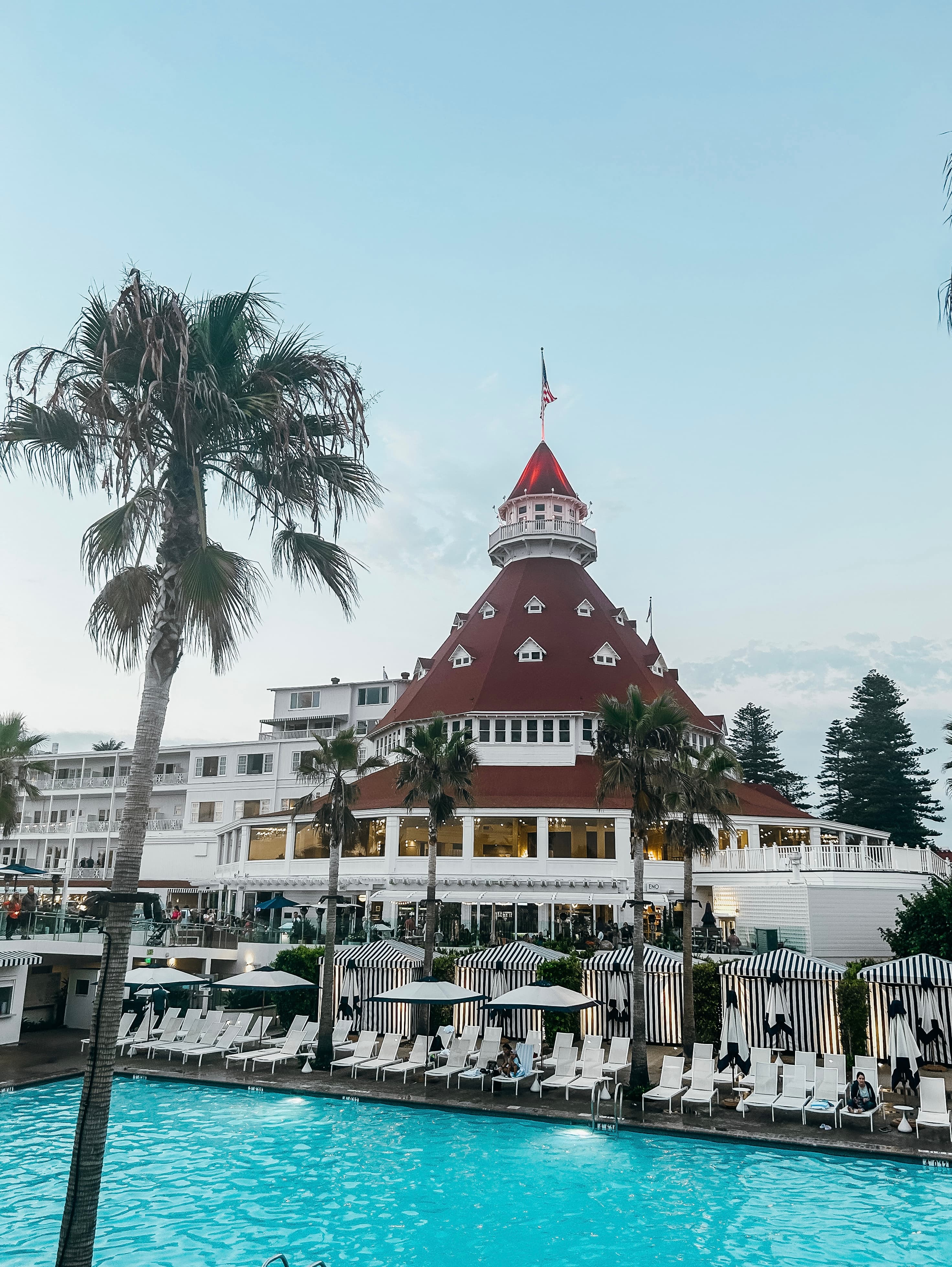 Front view of Hotel del