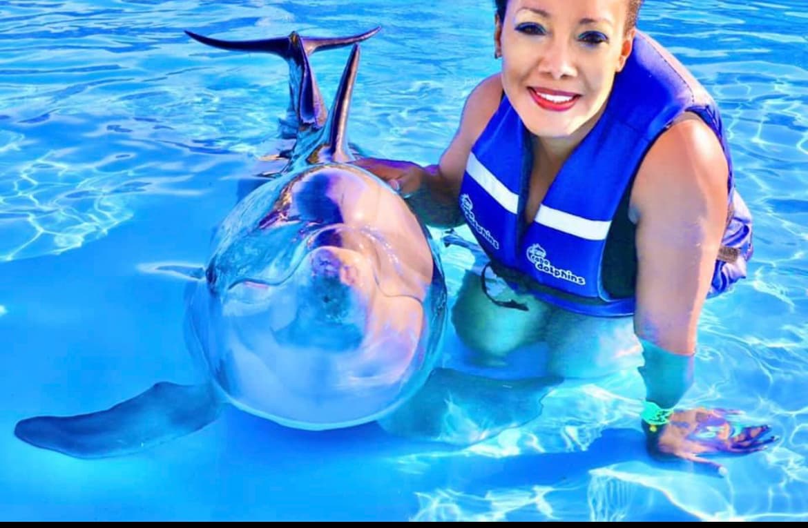 Picture of Lynelle with dolphin