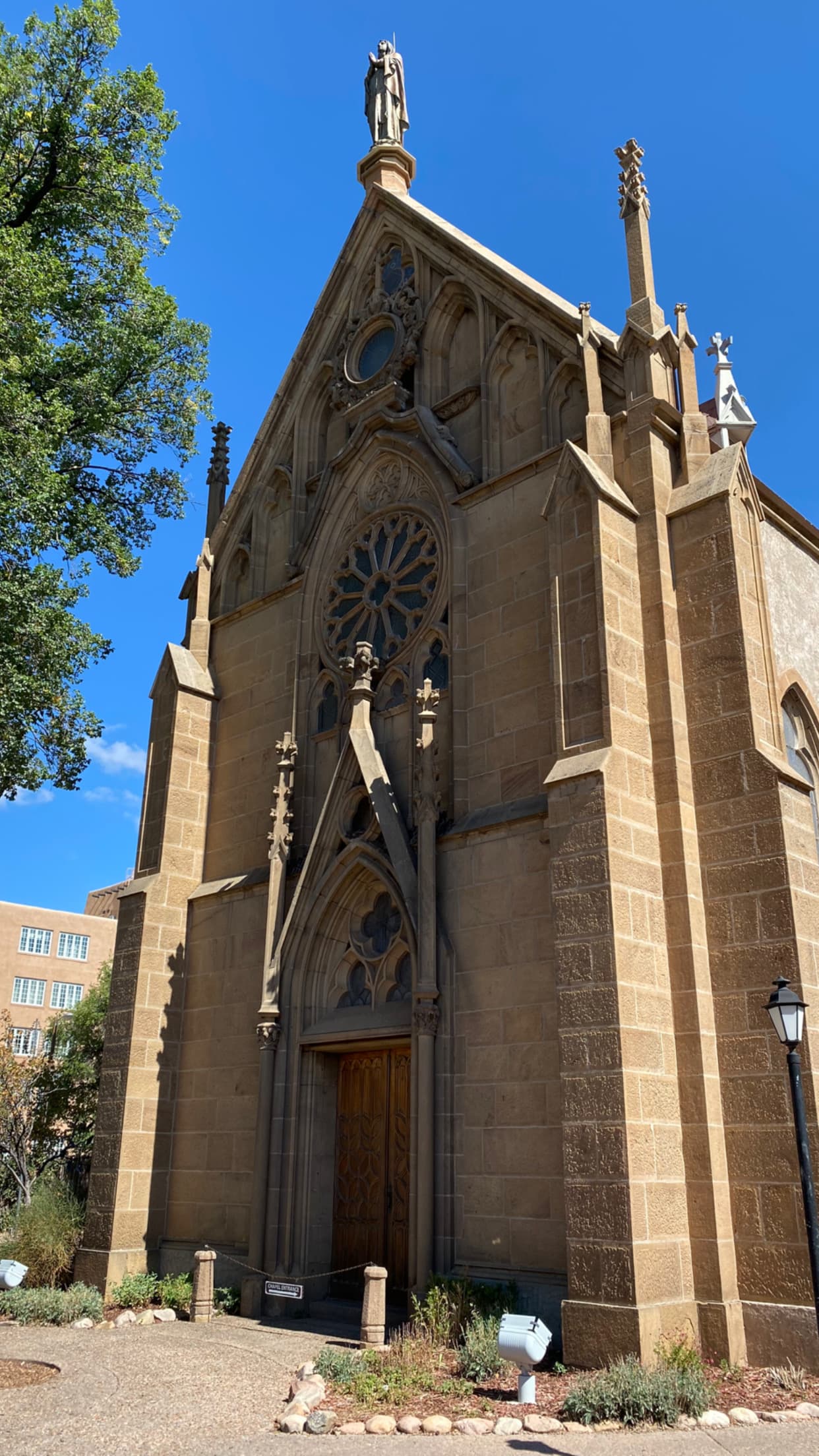 Santa Fe: A Curated Guide to Art, Culture, and Timeless Southwestern Elegance curated by Marissa Crawford